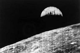 Земля и Луна с борта космического зонда &laquo;Лунар орбитер&raquo;.